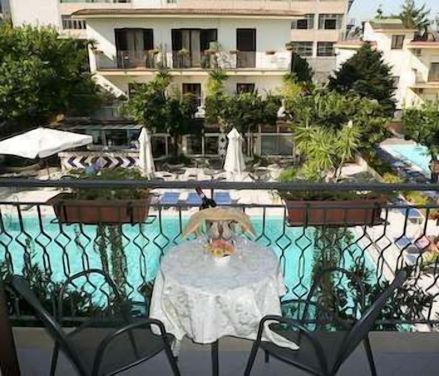 Hotel Florida ซอร์เรนโต ภายนอก รูปภาพ