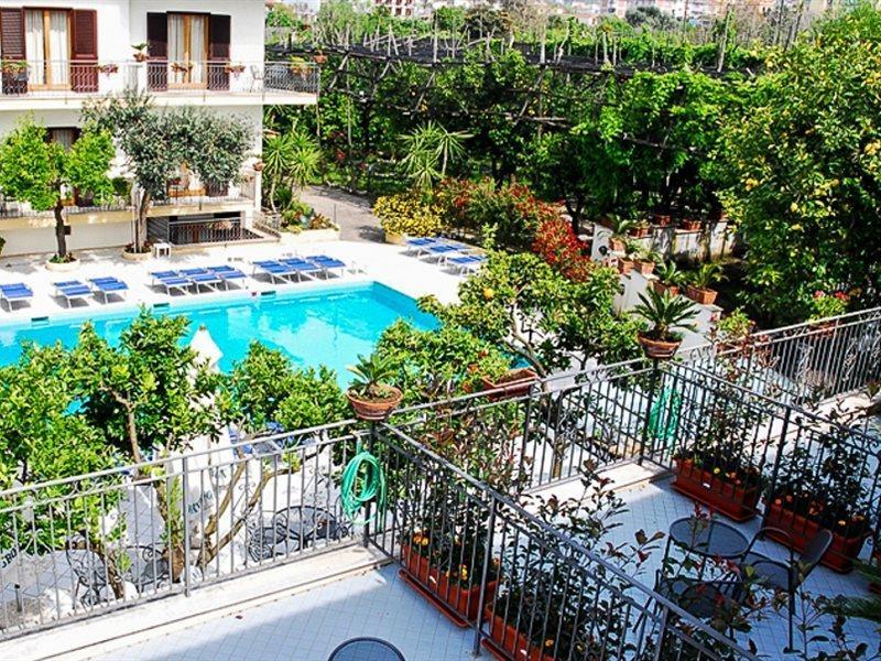 Hotel Florida ซอร์เรนโต ภายนอก รูปภาพ